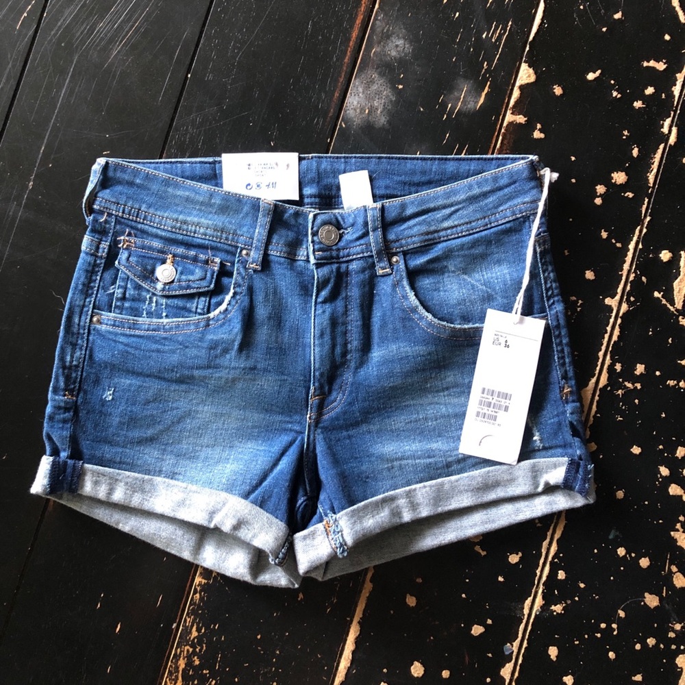 H&M regular waist denim shorts - NWT - size 6